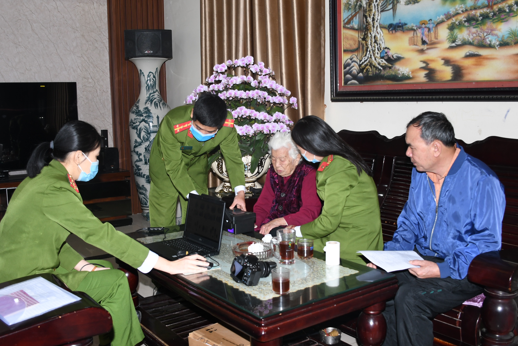 Công an quận Hải An: Thu thập thông tin lưu động cấp CCCD gắn chíp điện tử Bà Mẹ Việt Nam Anh hùng